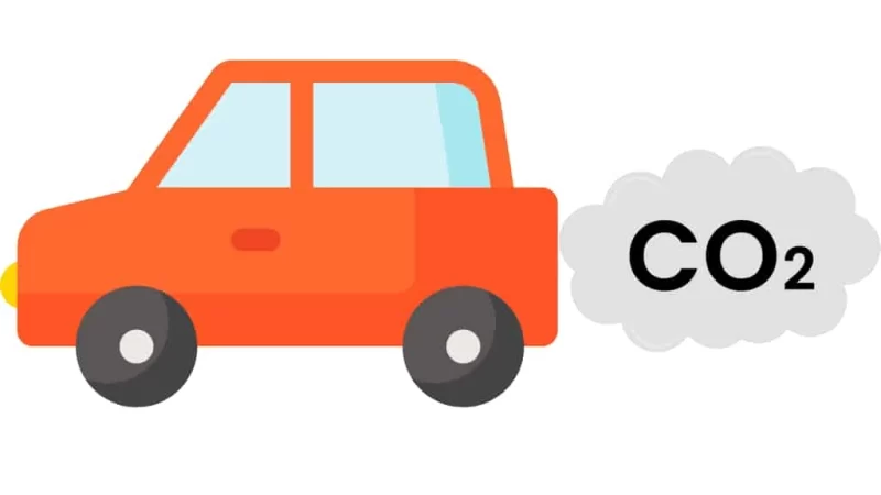 Une voiture orange en toute qui dégage le CO2